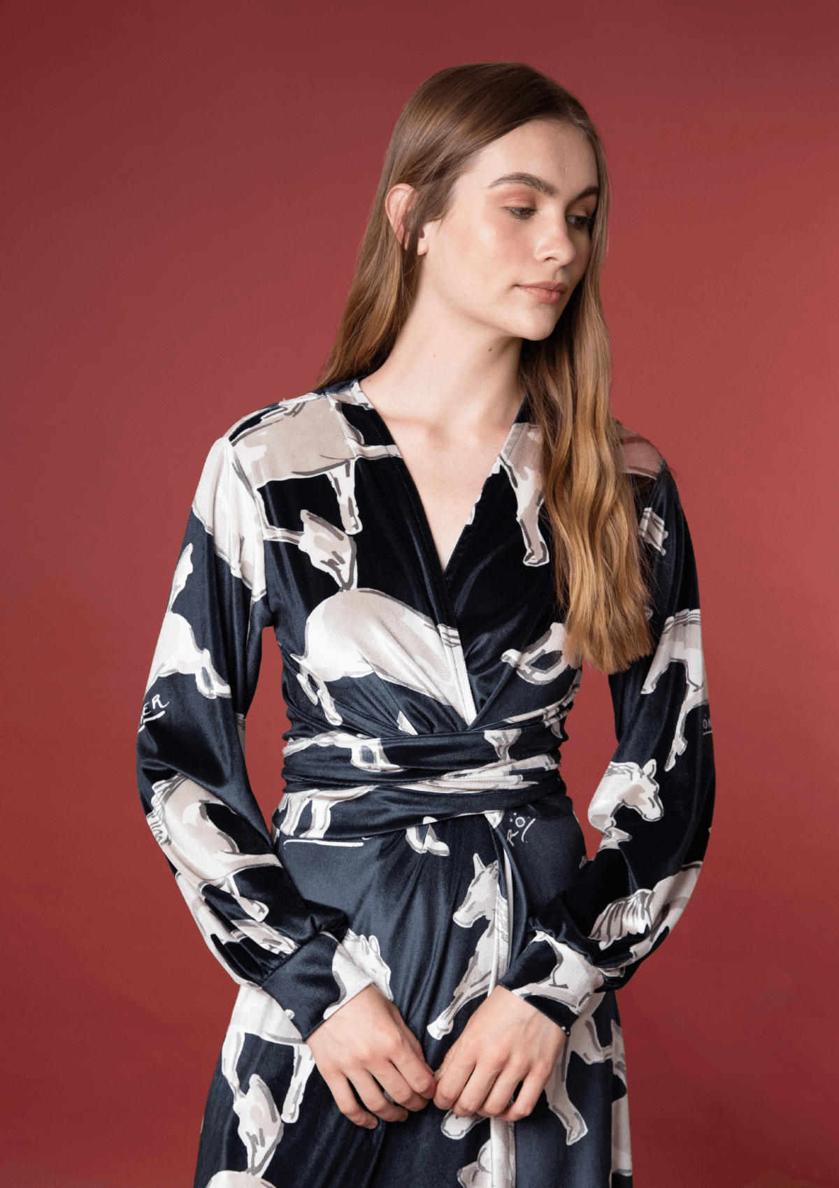 Vestido Artemis en Velvet | Estampado Volt | Negro