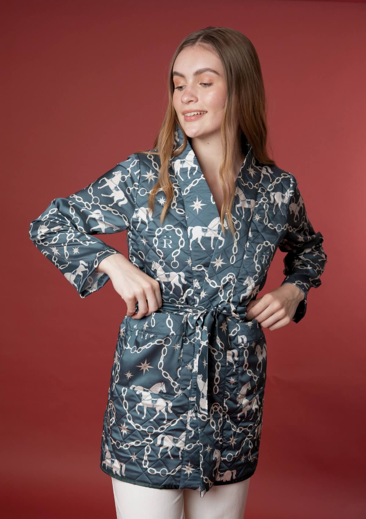 Bata Celeste Acolchada | Manga Larga | Estampado Magical Horse | Verde Pino