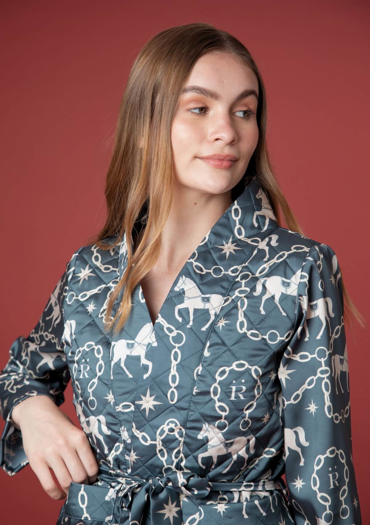 Bata Celeste Acolchada | Manga Larga | Estampado Magical Horse | Verde Pino