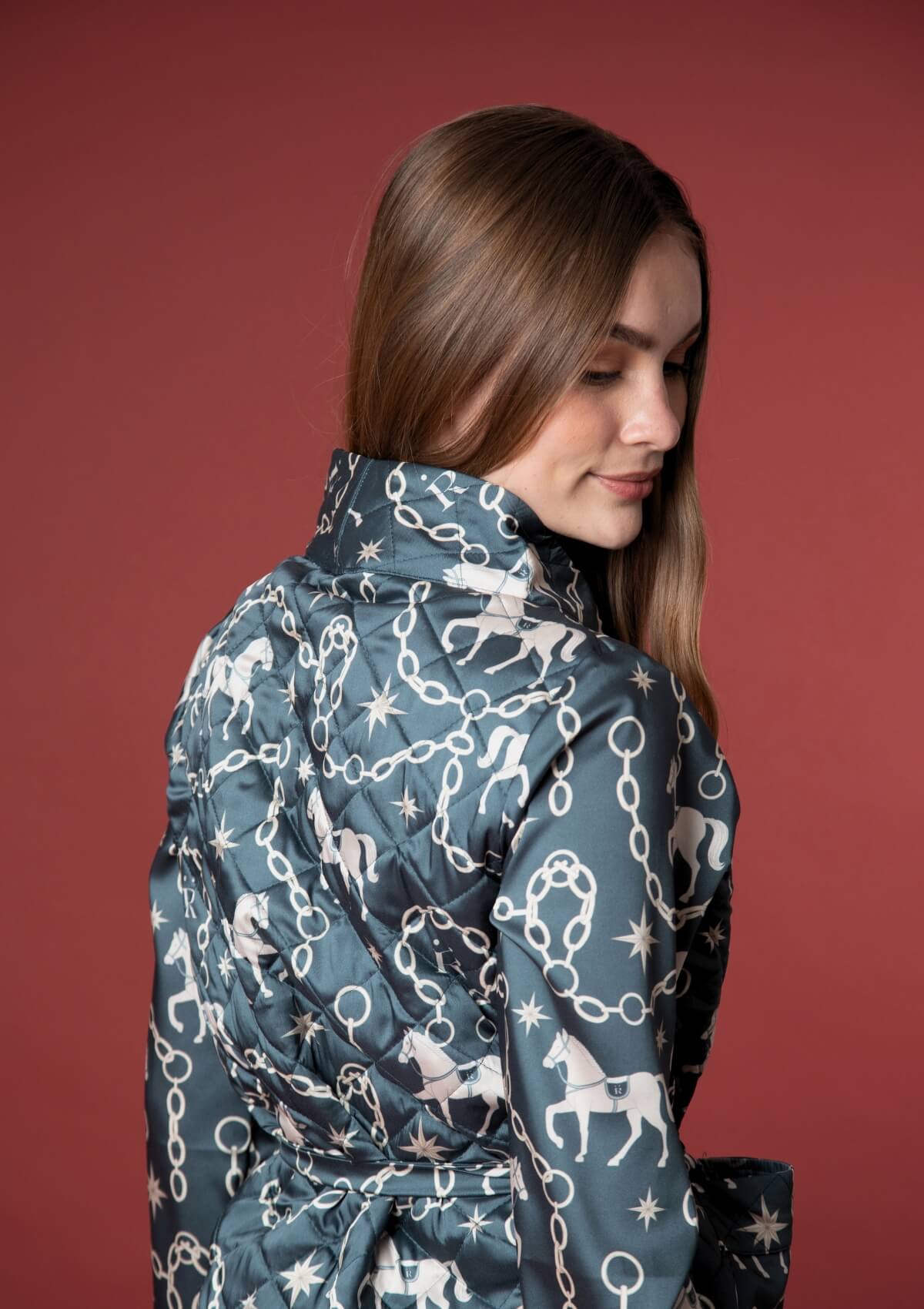 Bata Celeste Acolchada | Manga Larga | Estampado Magical Horse | Verde Pino