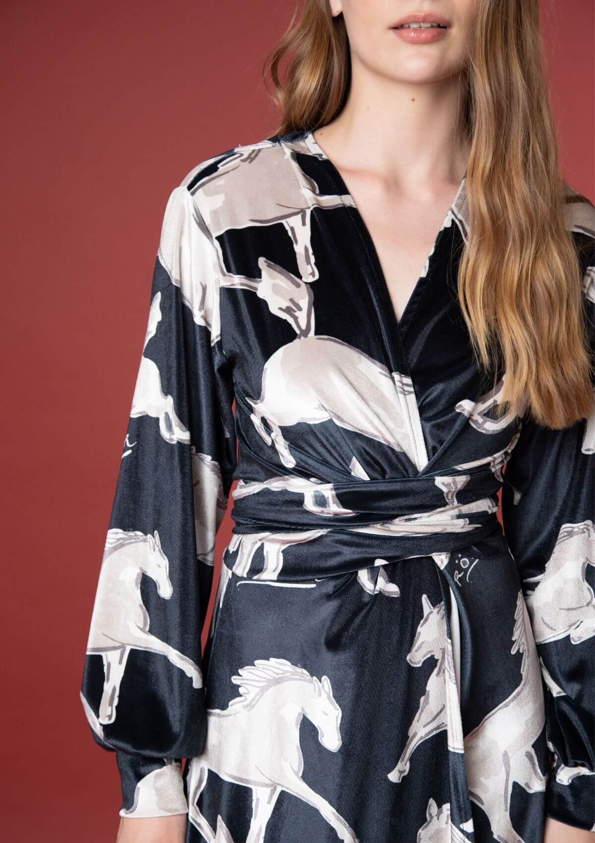 Vestido Artemis en Velvet | Estampado Volt | Negro