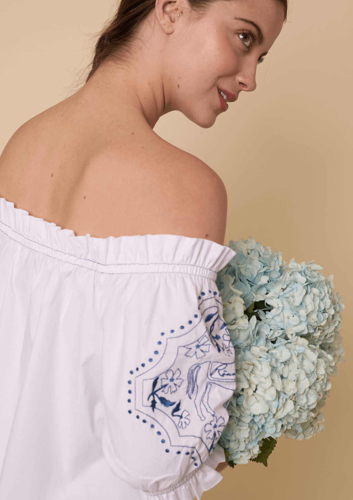 Camisa Clarisse con hombros descubiertos y bordado | Blanca