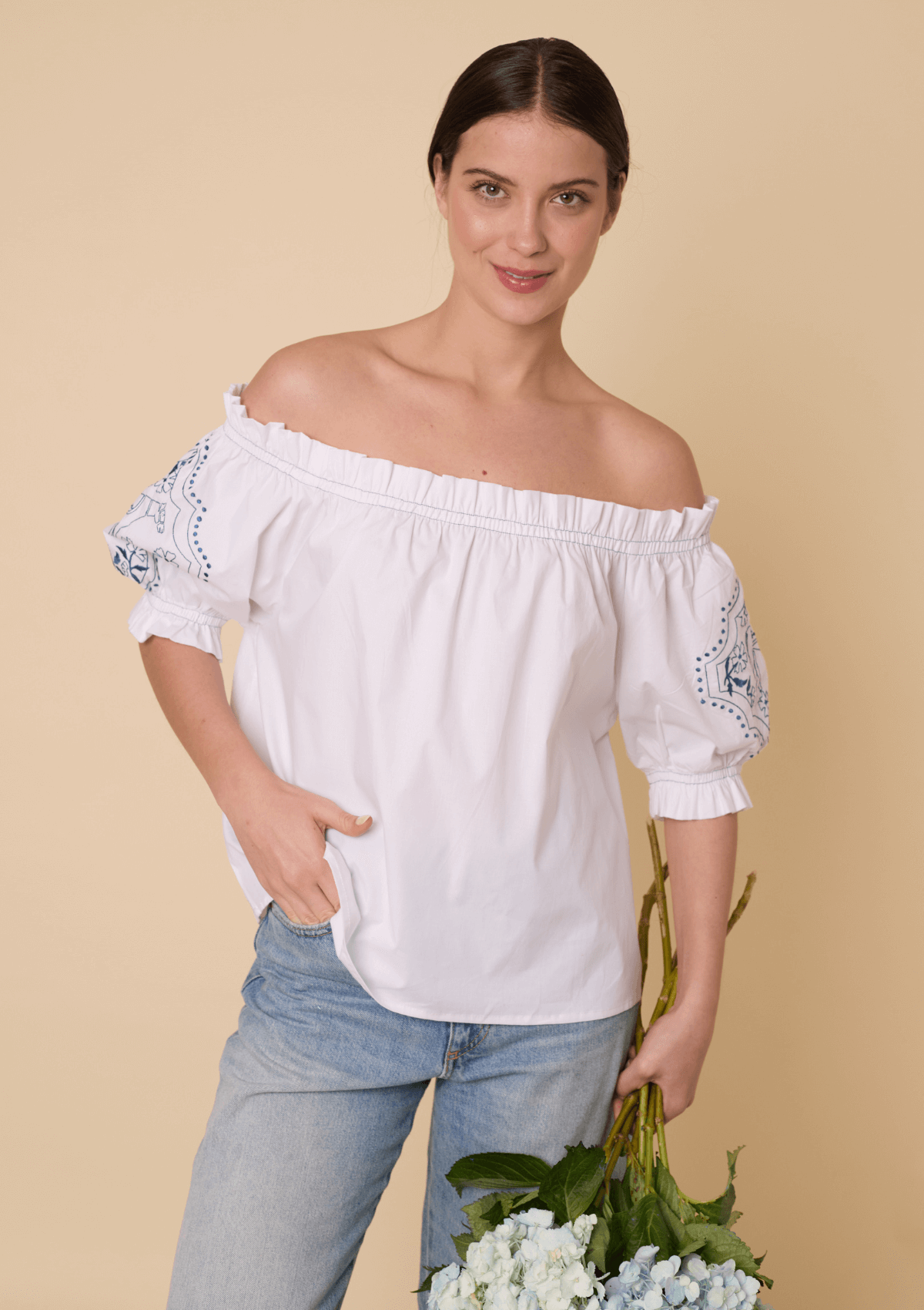 Camisa Clarisse con hombros descubiertos y bordado | Blanca