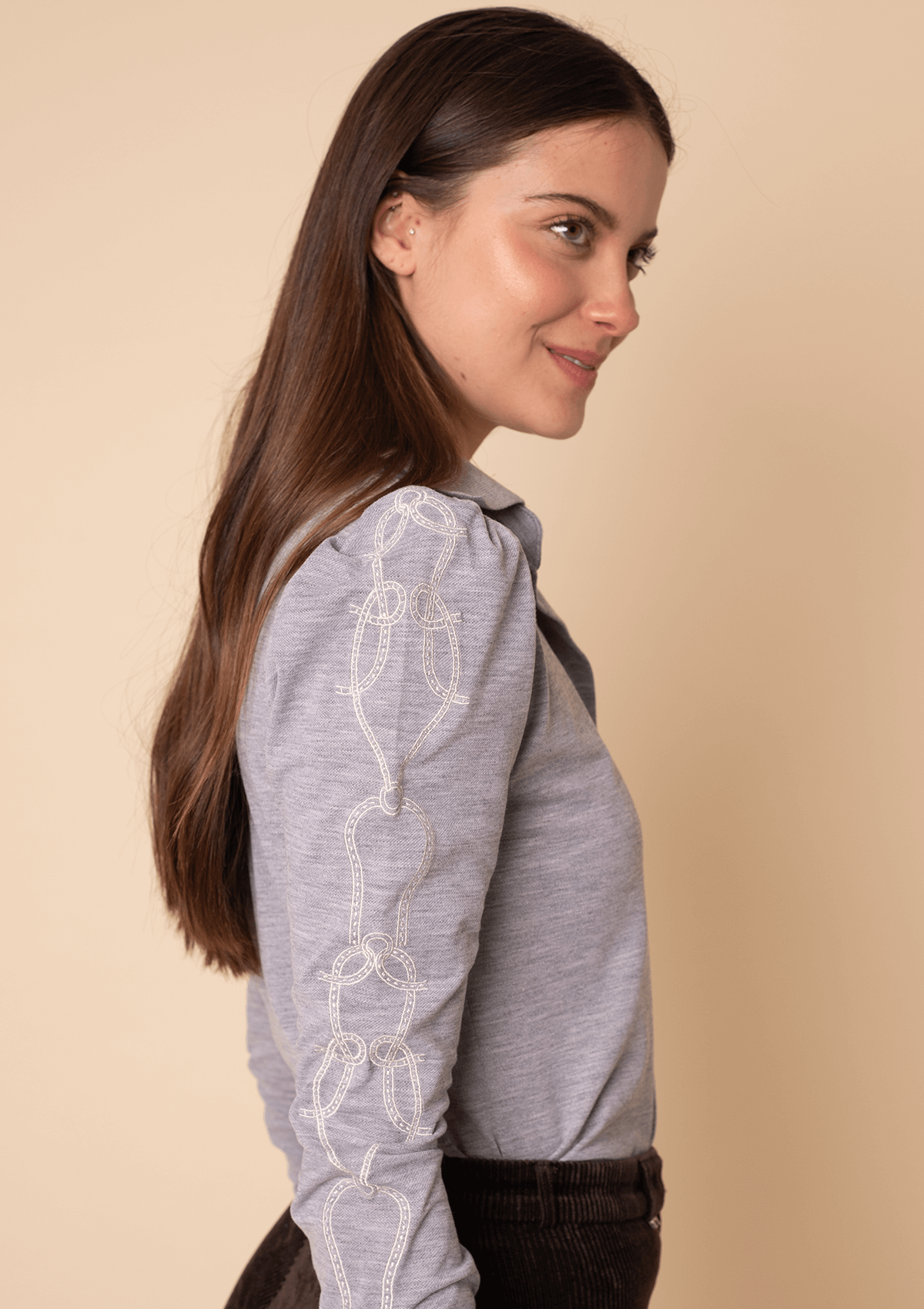 Polo Elise | Manga Larga Bordada | Gris