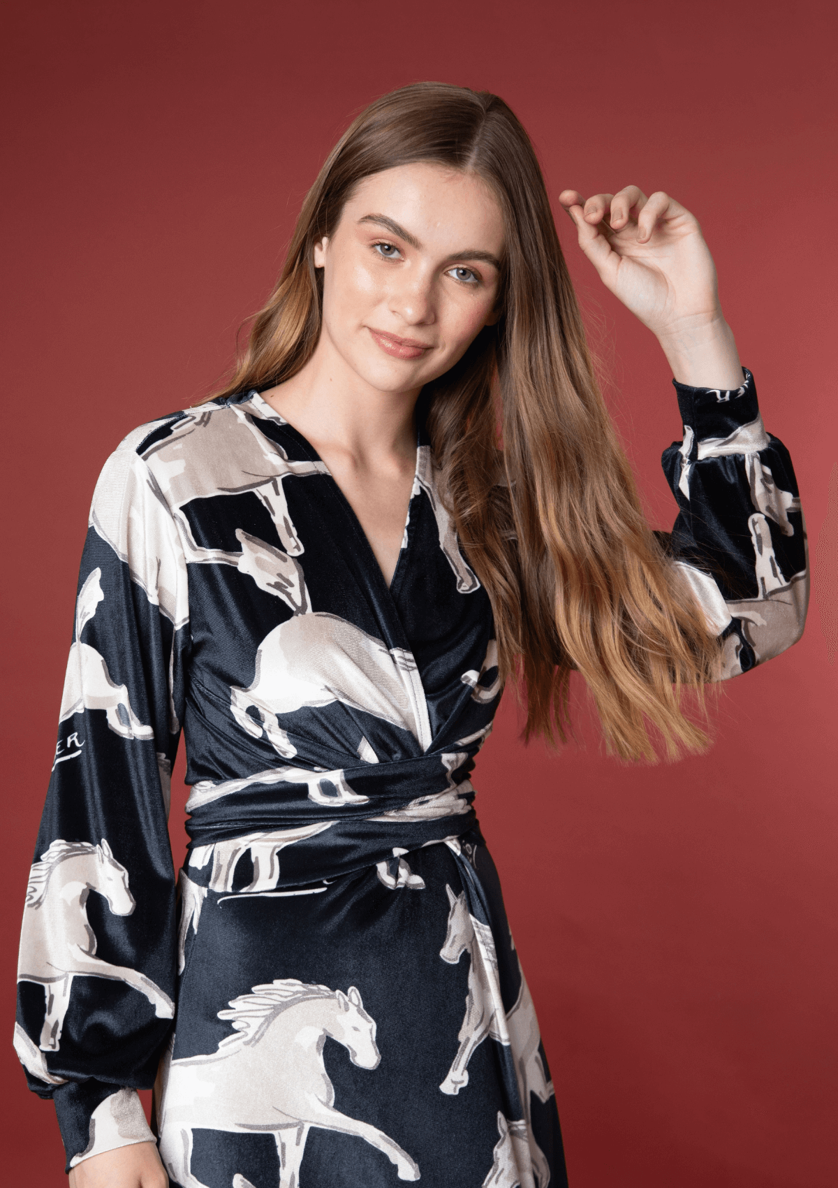 Vestido Artemis en Velvet | Estampado Volt | Negro